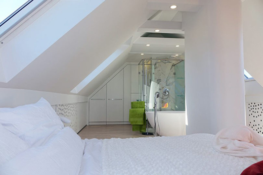 一套以原色設(shè)計的布達(dá)佩斯閣樓公寓